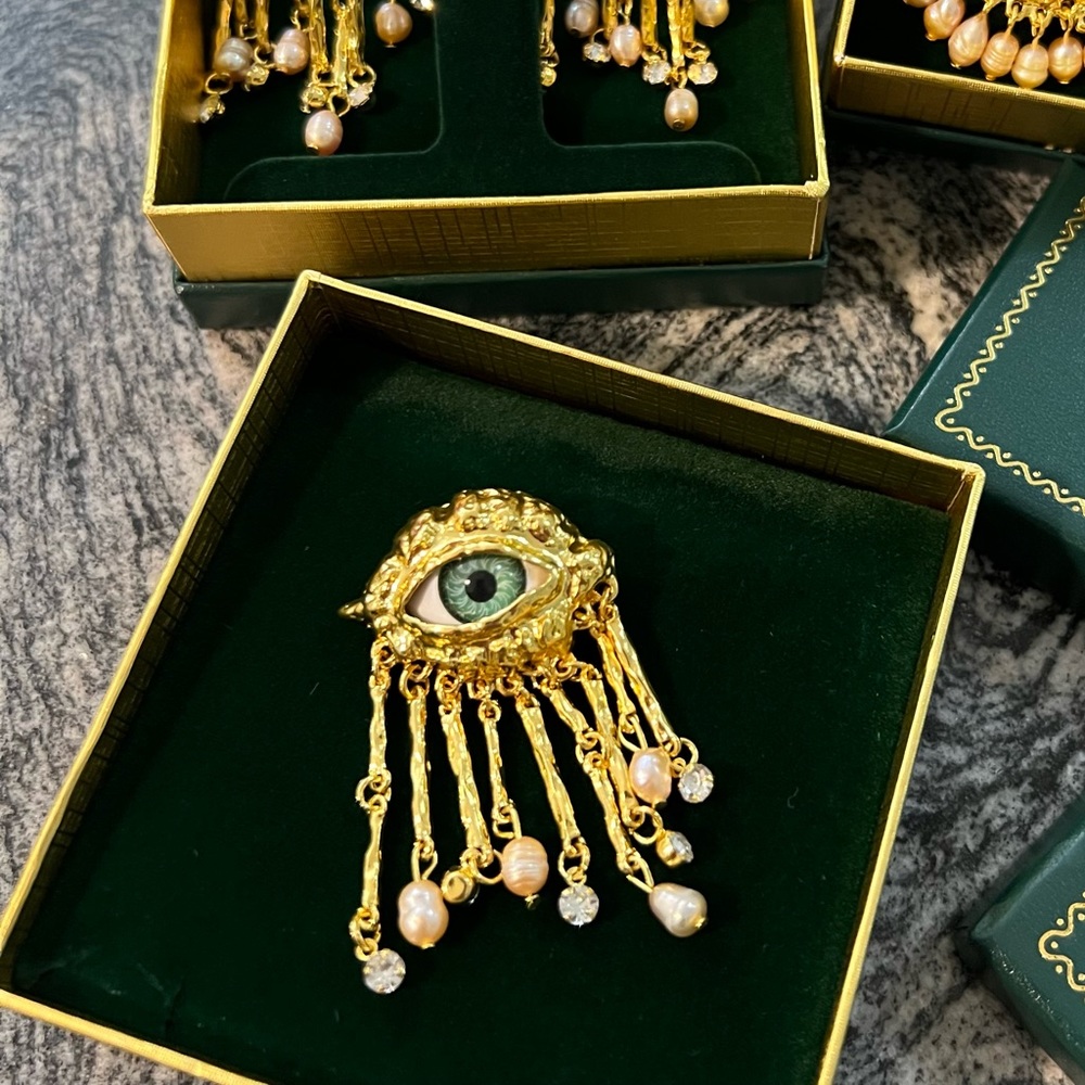 Lovers Eye Victorian Style Brooch Lapel Pin with Gift Box